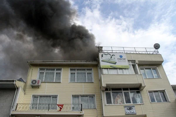 1 aylık bebek yangından son anda kurtarıldı