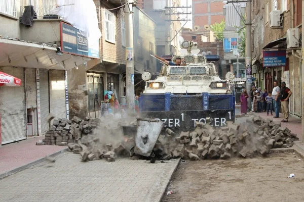 Barikatlar iş makineleri ile yıkıldı