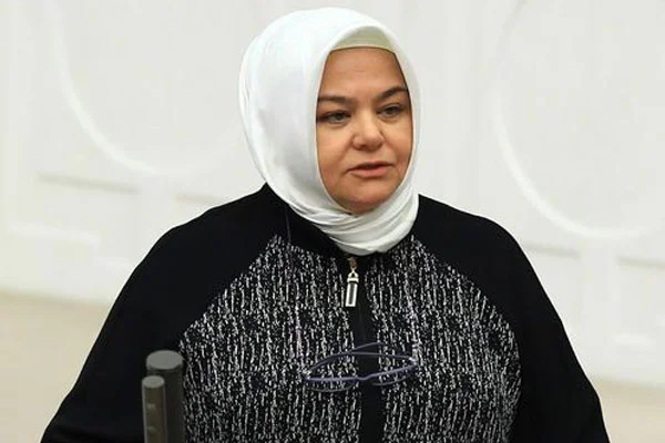 Başörtülü bakan: İlk olmak güzel ama...
