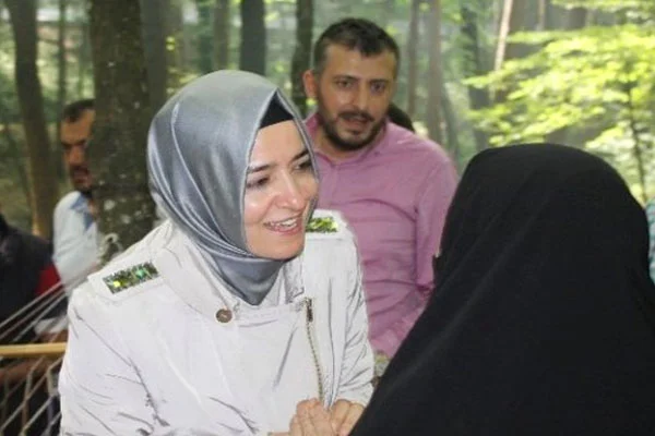 Başörtülü ilk parti yöneticisi oldu