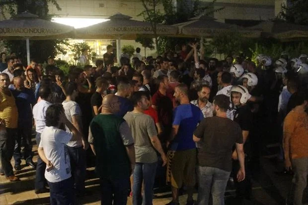 Bin kişilik grup HDP binasına saldırdı