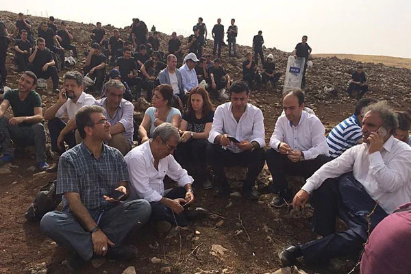Cizre'ye giremeyen HDP heyeti İdil'e döndü
