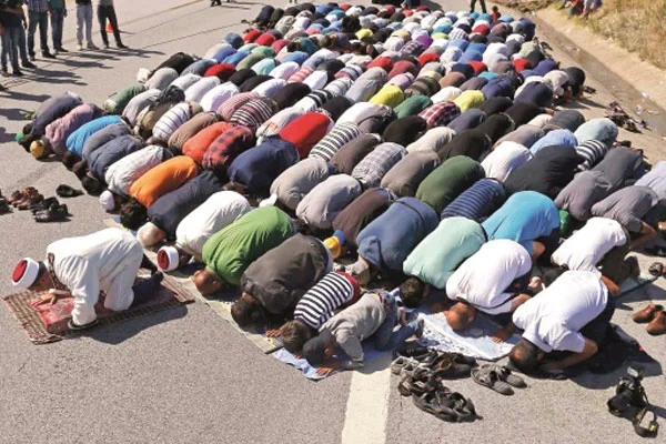 Cuma namazını otobanda kıldılar