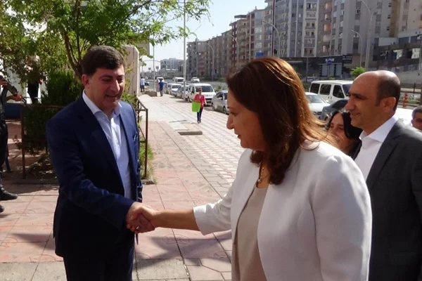 Diyarbakır'da HDP'den AK Parti'ye ziyaret