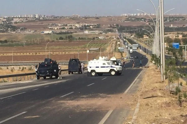 Diyarbakır'da polise bombalı saldırı girişimi