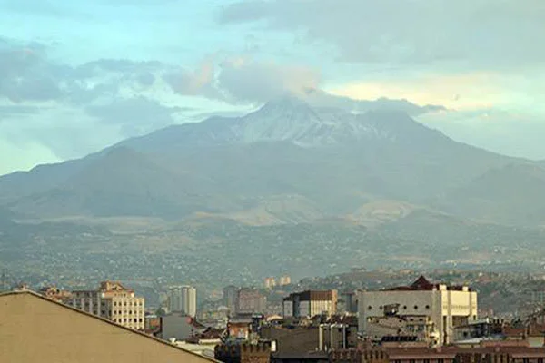 Erciyes'e kar yağdı