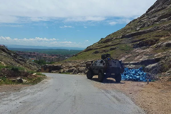 Erzak minibüsünün geçişi sırasında patlama