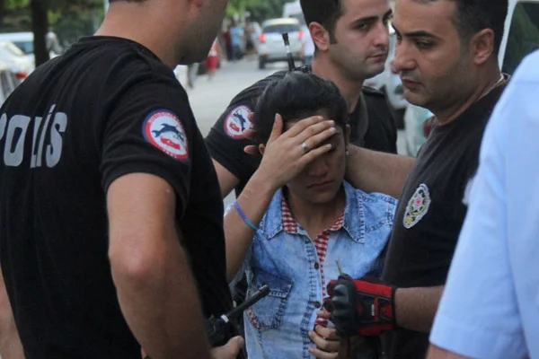 Genç kadın 'yan bakıyor' diye bıçakladı