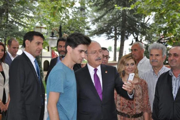 Gençle selfieyi Kılıçdaroğlu çekti