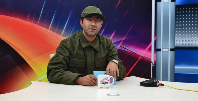 Haberi asker kıyafeti ile sundu