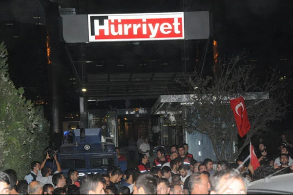 Hürriyet gazetesi binasında protesto