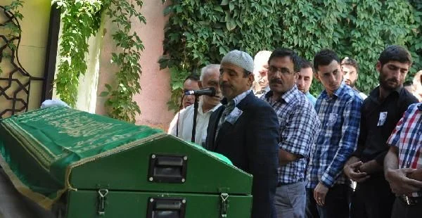 İmam,oğlunun cenaze namazını kıldırdı