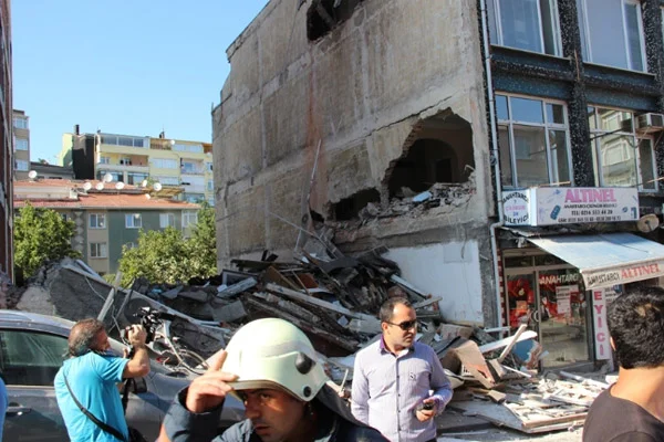 İstanbul'da 5 katlı bina çöktü
