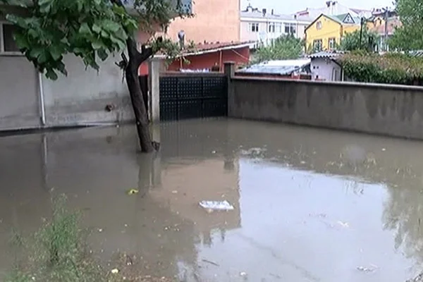 İstanbul Ümraniye'de evleri su bastı
