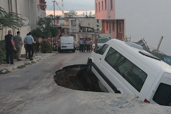 Kağıthane'de yol çöktü