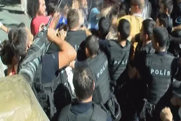 Kızılay'da pankart arbede