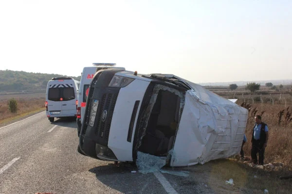 Mültecileri taşıyan minibüs kaza yaptı