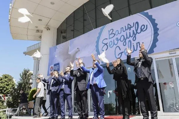 Oğlunun katilini affeden anne Türkiye'de