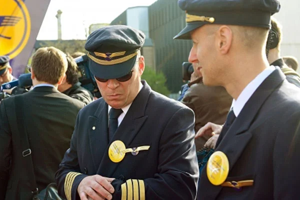 Pilotlar grev sürelerini uzalttı