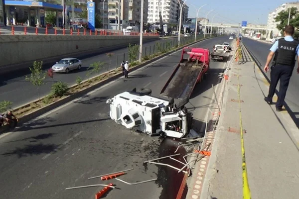 Polis aracı alt geçide düştü
