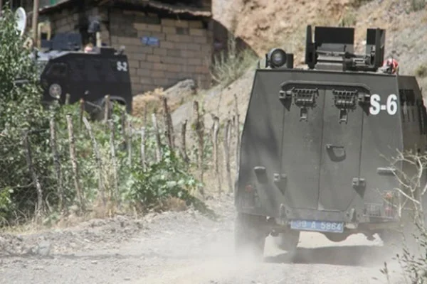 Polis aracının geçişi ardından patlama