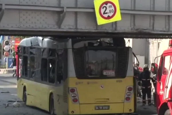Polis otobüsü üst geçide çarptı