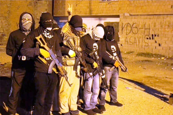 Polise atmak isterken elinde patladı