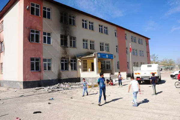 Saldırıya uğrayan okulda zil çalmadı