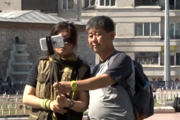 Taksim'de şüpheli çantayla selfie