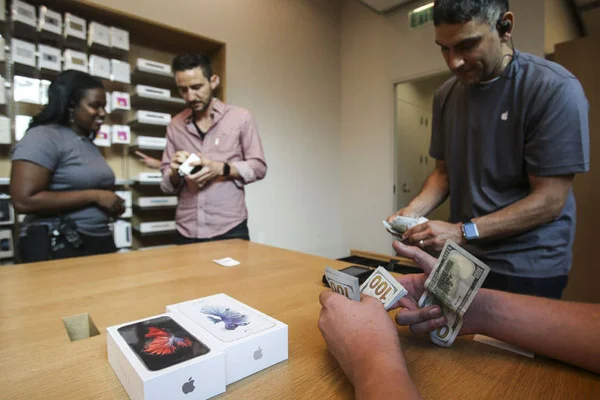 Yeni iPhone'lar satış rekoru kırdı