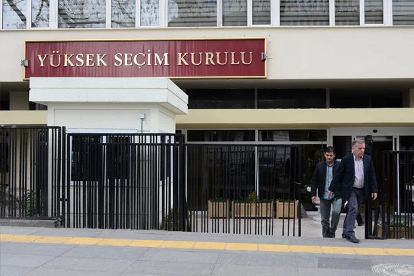 Yüksekova'da sandıkları taşıma kararı