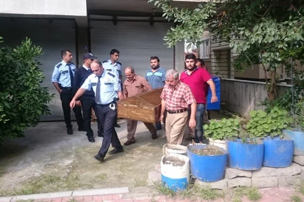 75 yaşındaki adam kendini astı