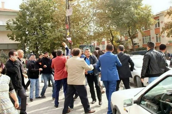 Ak Partili vekile taşlı ve yumruklu saldırı