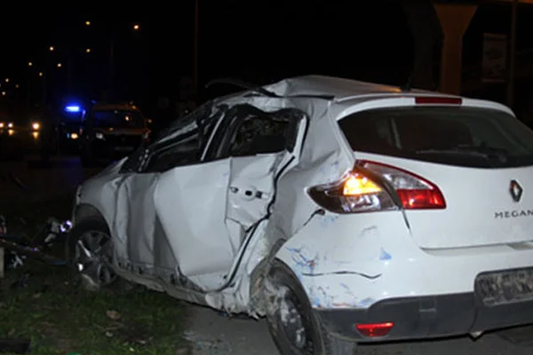 Alkollü sürücü otobüs durağına daldı