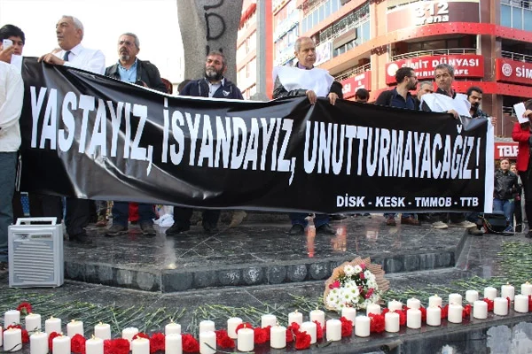 Ankara'da ölenleri 'oturarak' andılar