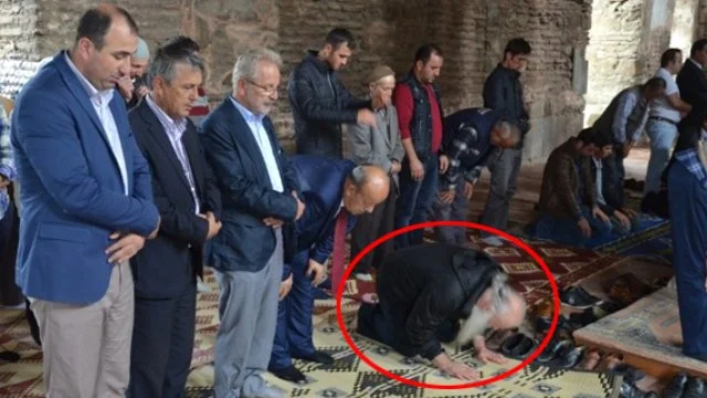 Başpiskopos Cuma Namazı Kıldı