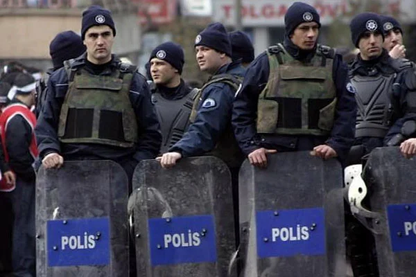 Bitlis'te okul ve dershanelere baskın