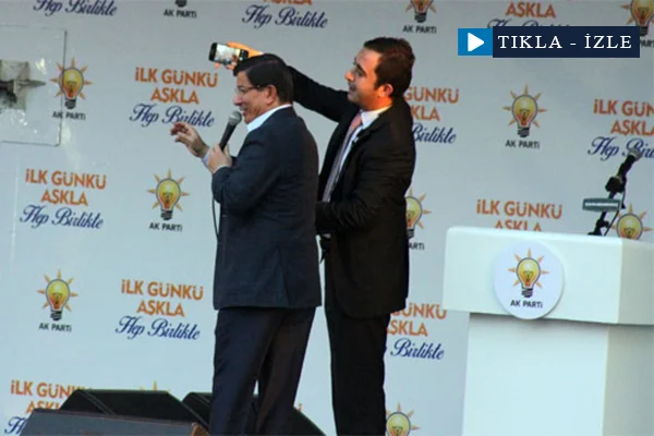 Davutoğlu'ndan mitingde 'özçekim' sürprizi