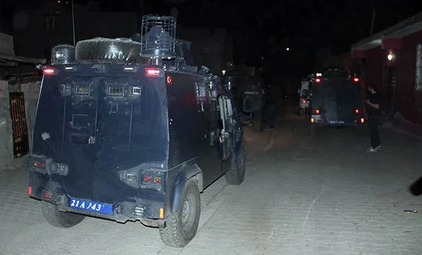 Diyarbakır'da polise saldırı