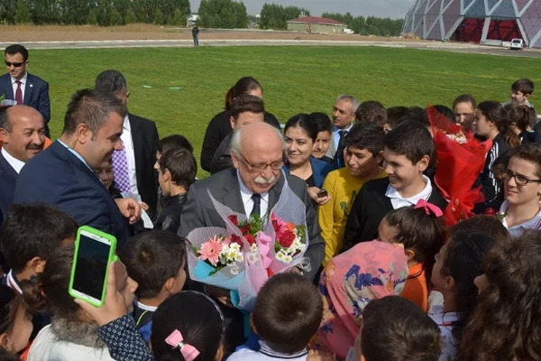 Doğum gününü öğrencilerle kutladı