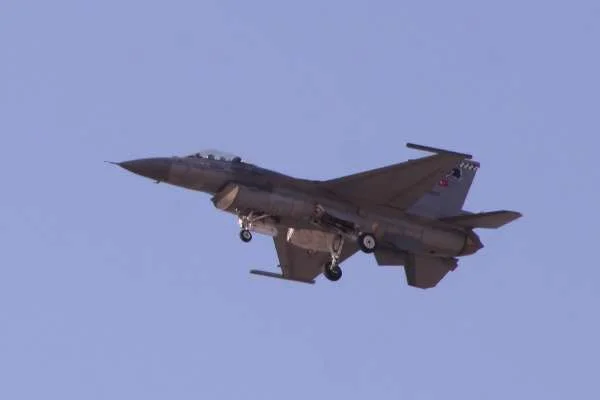 Ege'de Türk jetlerine taciz