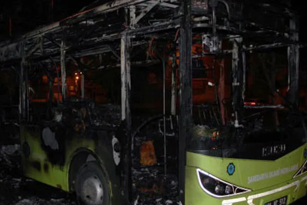 İçi yolcu dolu otobüsü yaktılar