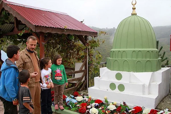 İmamdan çocuklara minyatürlü park