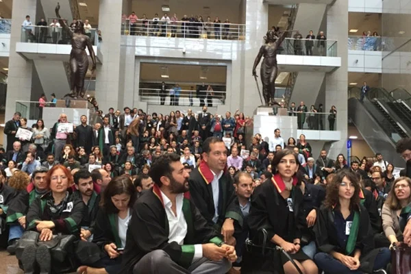 İstanbul Adliyesi önünde eylem