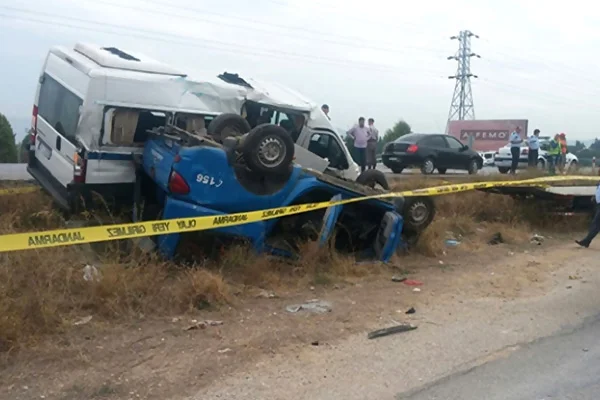 İzmir'de trafik kazası: 13 yaralı