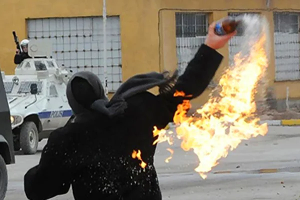 İzne gelen asker polise molotof atarken yaralandı