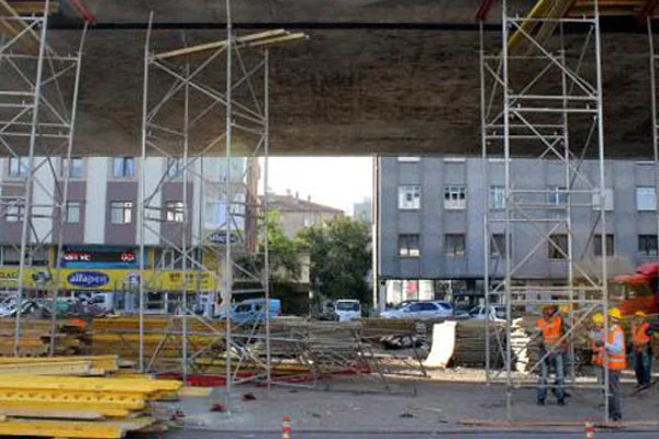 Köprü inşaatında iskele çöktü