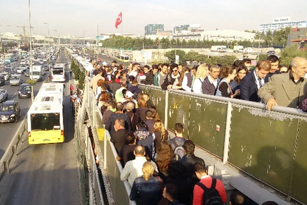 Metrobüs yoğunluğu çileden çıkardı