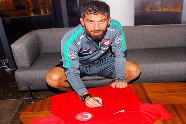 Millilerden Aziz Sancar'a imzalı forma