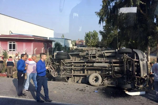 Minibüsle öğrenci servisi çarpıştı: 30 yaralı